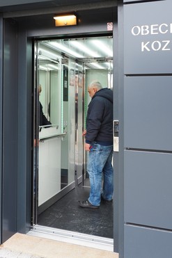 Lanový výtah bez strojovny LC maxi – přístavba vně budovy obecního úřadu Kozlovice (zdroj: LiftComponents s.r.o.)