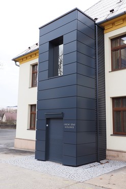 Lanový výtah bez strojovny LC maxi – přístavba vně budovy obecního úřadu Kozlovice (zdroj: LiftComponents s.r.o.)