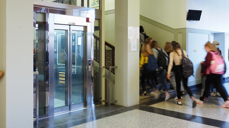Lanový výtah bez strojovny LC maxi v Základní škole Polička (zdroj: Lift Components s.r.o.)