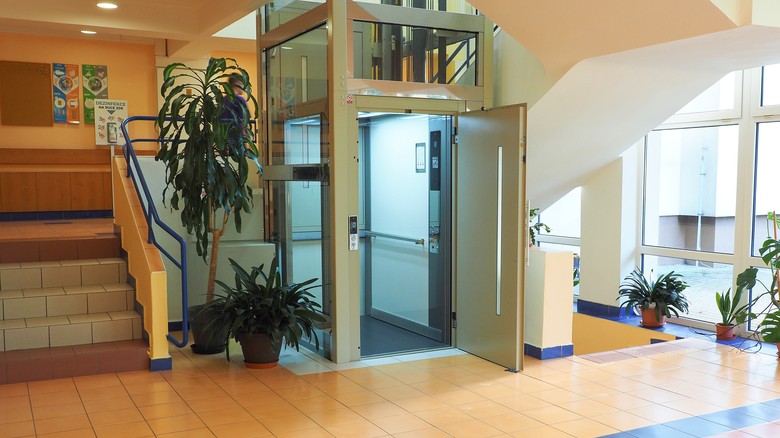 Moderní mini výtah v&nbsp;ocelové konstrukci v&nbsp;Základní škole Velká Polom. Zdroj: Lift Components s.r.o.